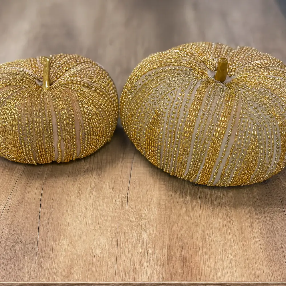 Blanc Mariclò Zucca Decorativa Perline 2510S - Varie Dimensioni, cuscino a forma di zucca con perline oro.