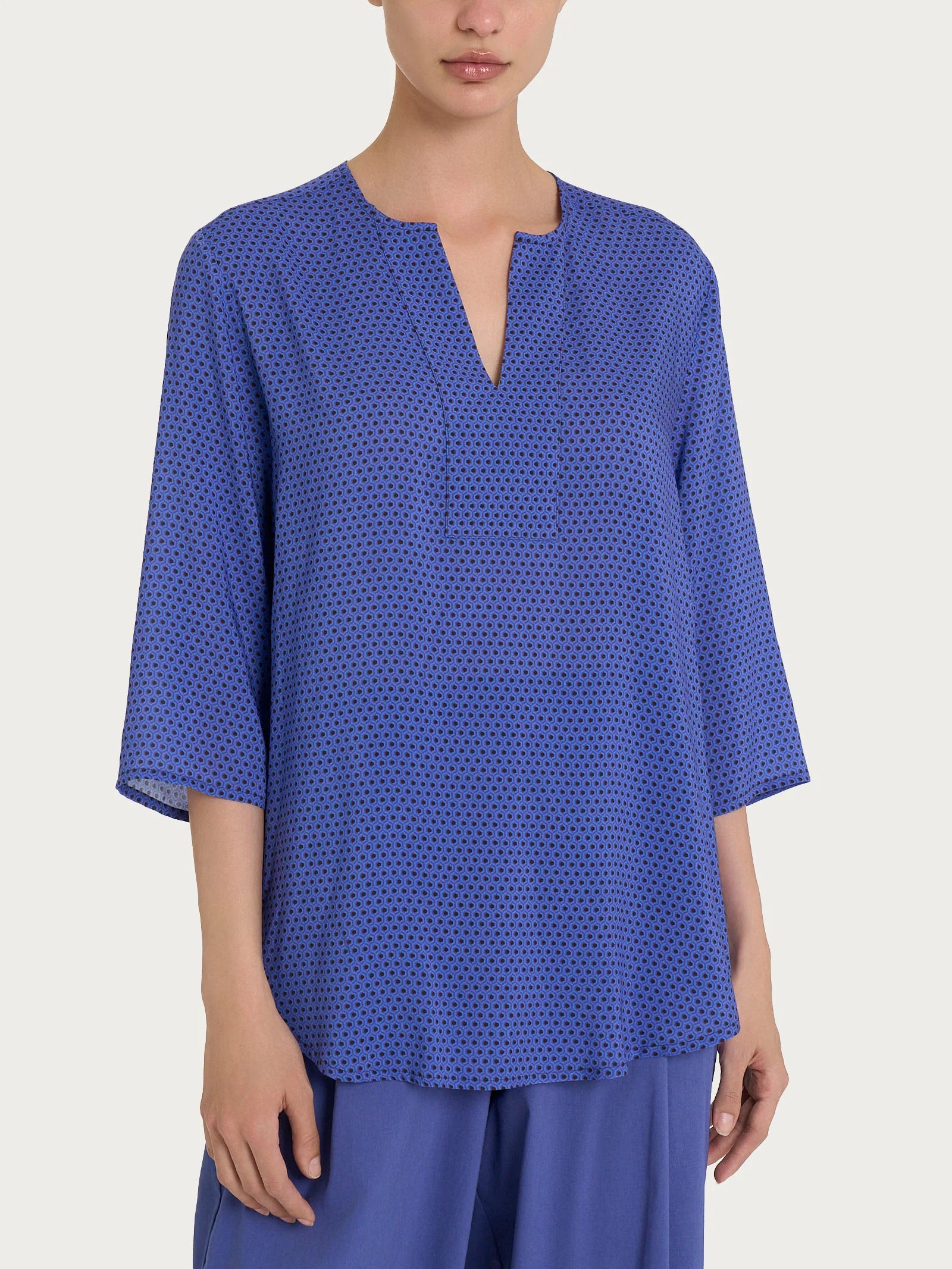 Ragno Blusa con scollo a V e hexagon pattern in Ecoseta DQ23SL 2504S34