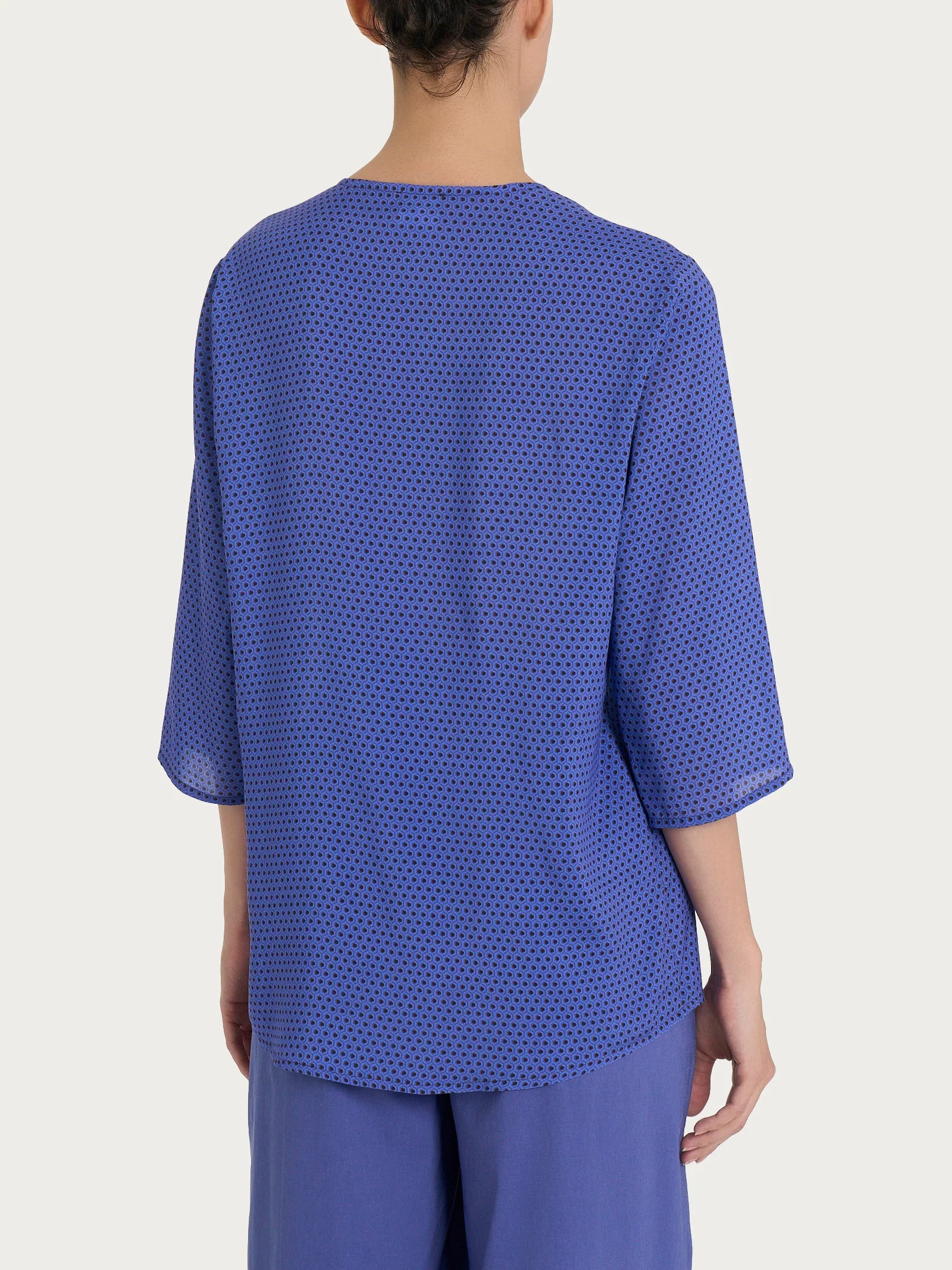 Ragno Blusa con scollo a V e hexagon pattern in Ecoseta DQ23SL 2504S34