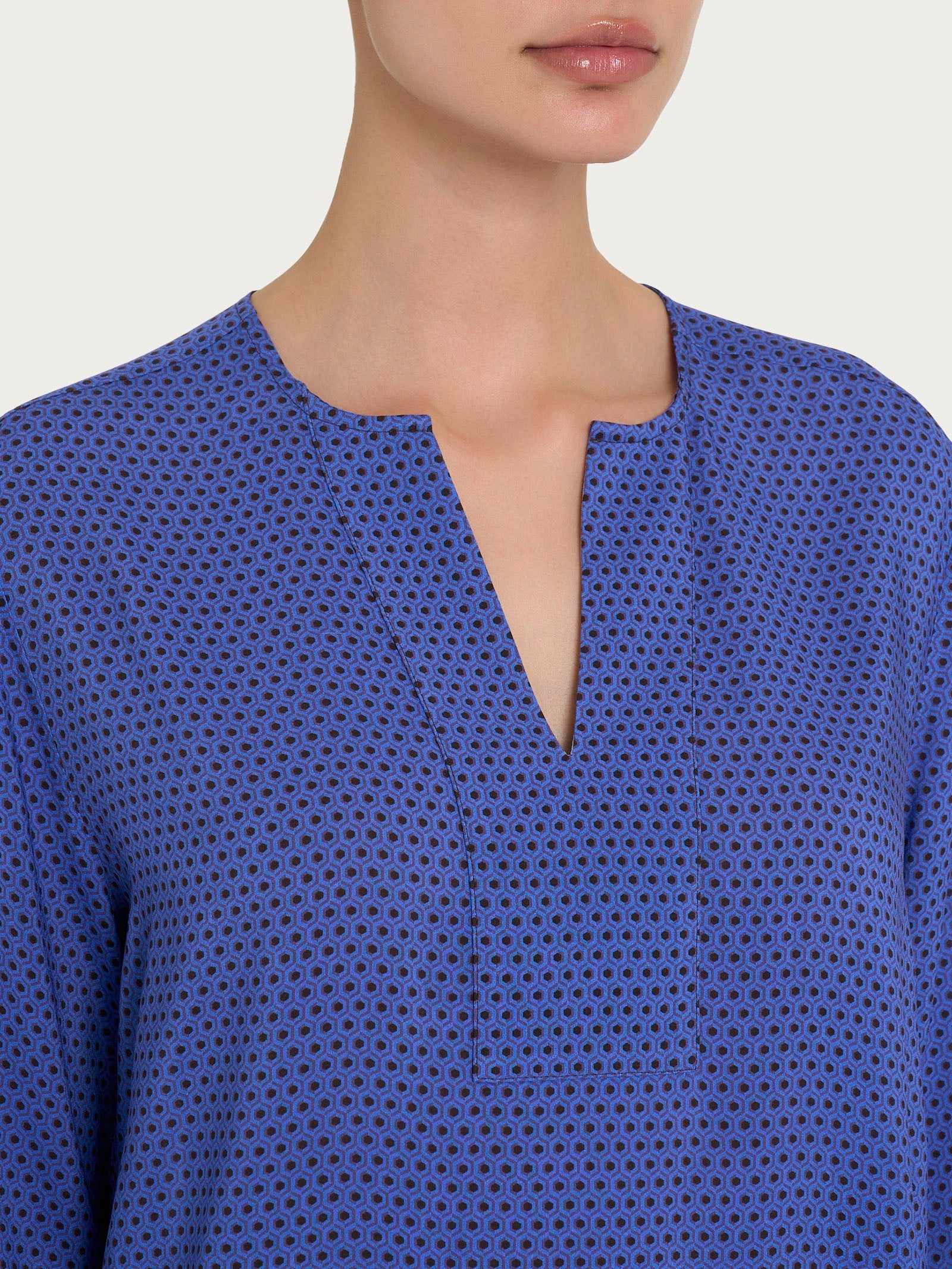 Ragno Blusa con scollo a V e hexagon pattern in Ecoseta DQ23SL 2504S34