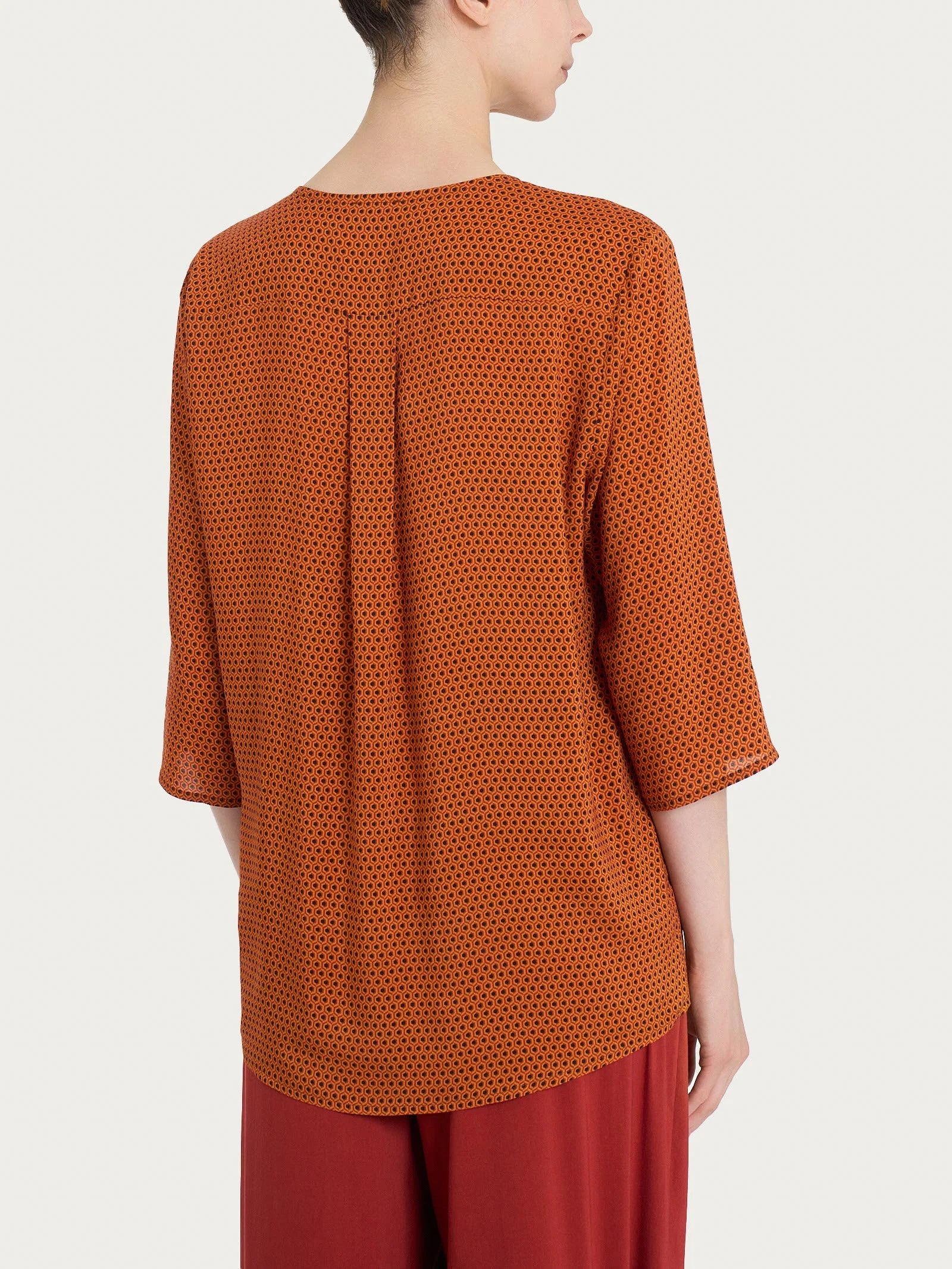 Ragno Blusa con scollo a V e hexagon pattern in Ecoseta DQ23SL 2504S34