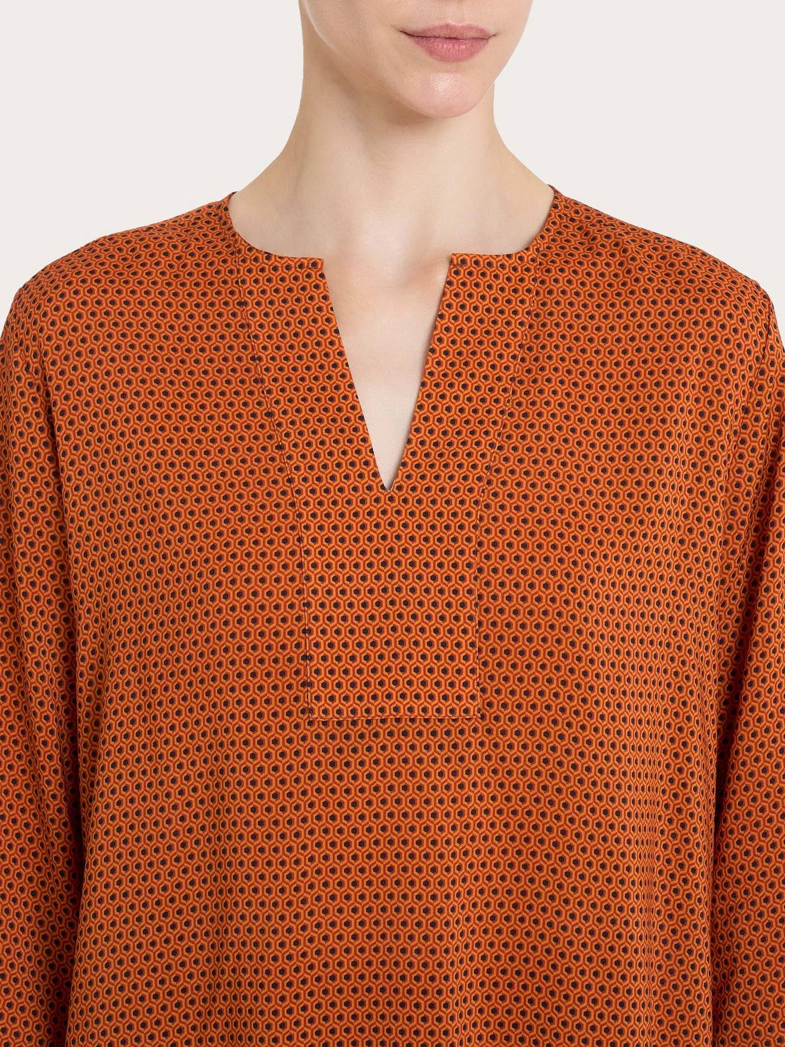 Ragno Blusa con scollo a V e hexagon pattern in Ecoseta DQ23SL 2504S34