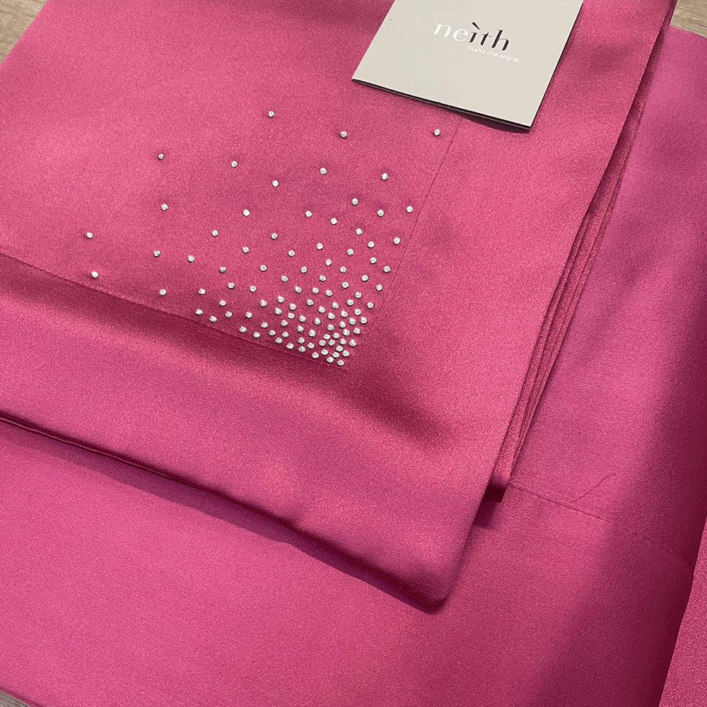 Neith Lenzuola Matrimoniale in Raso Lucido colore Fuxia con Strass S180 - Passarelli Biancheria
