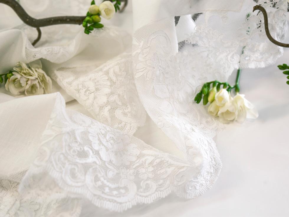 Tovaglia da 12 Posti in puro lino impreziosito con pizzo rebrode' Aurora. - Passarelli Biancheria