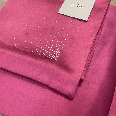 Neith Lenzuola Matrimoniale in Raso Lucido colore Fuxia con Strass S180 - Passarelli Biancheria